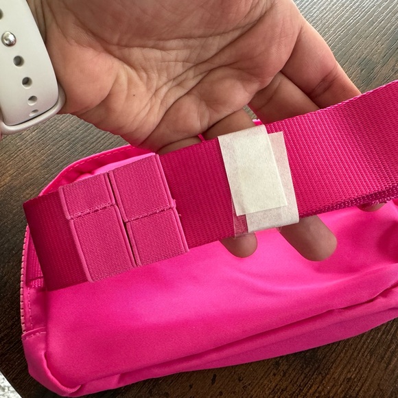Lululemon Everywhere belt bag 1L Sonic Pink - Picture 9 of 12